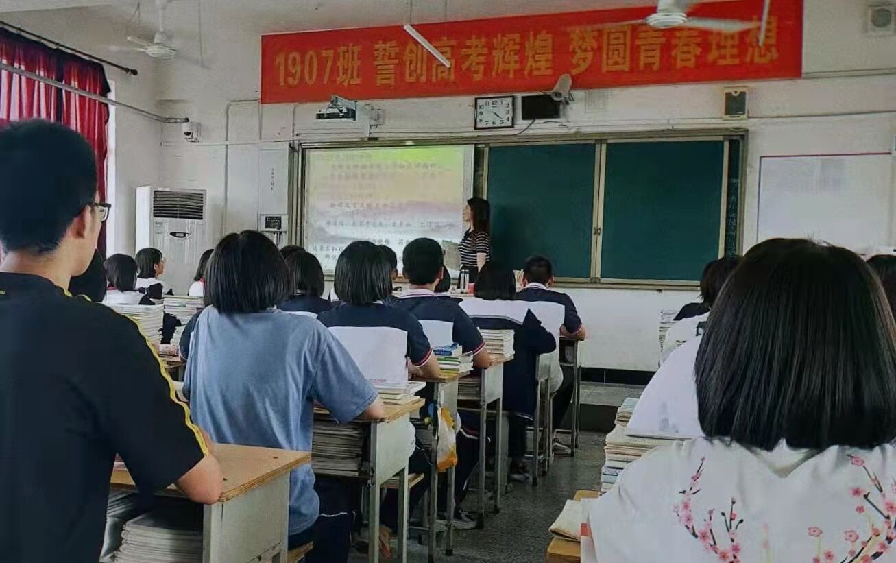 楊淏悅  ---畢業(yè)當(dāng)年考上家鄉(xiāng)的人民教師，現(xiàn)就職于河北靈壽中學(xué)。