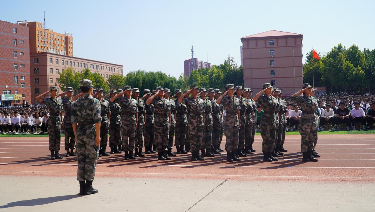 保定理工學(xué)院2023級(jí)新生軍訓(xùn)開(kāi)營(yíng)式隆重舉行