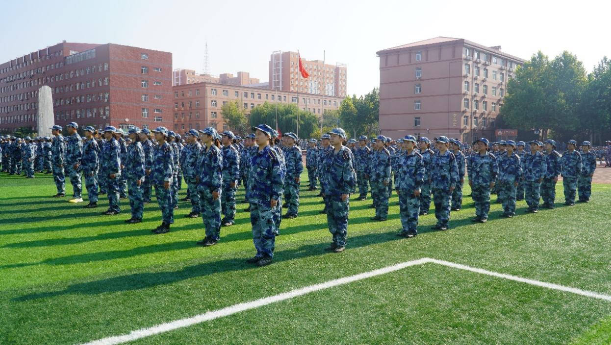 軍訓(xùn)簡(jiǎn)報(bào):軍訓(xùn)正當(dāng)時(shí),青春灑汗水
