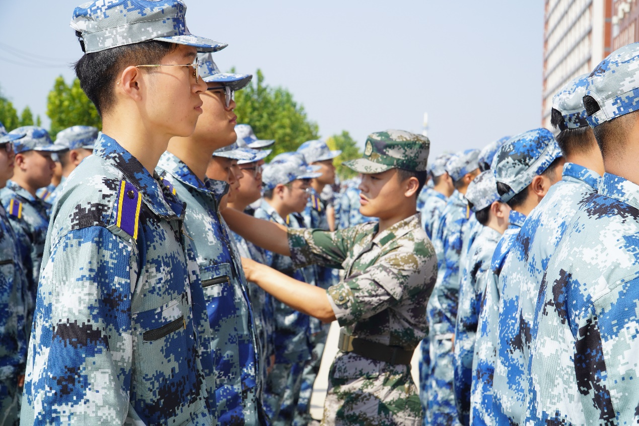 軍訓(xùn)簡(jiǎn)報(bào):軍訓(xùn)正當(dāng)時(shí),青春灑汗水