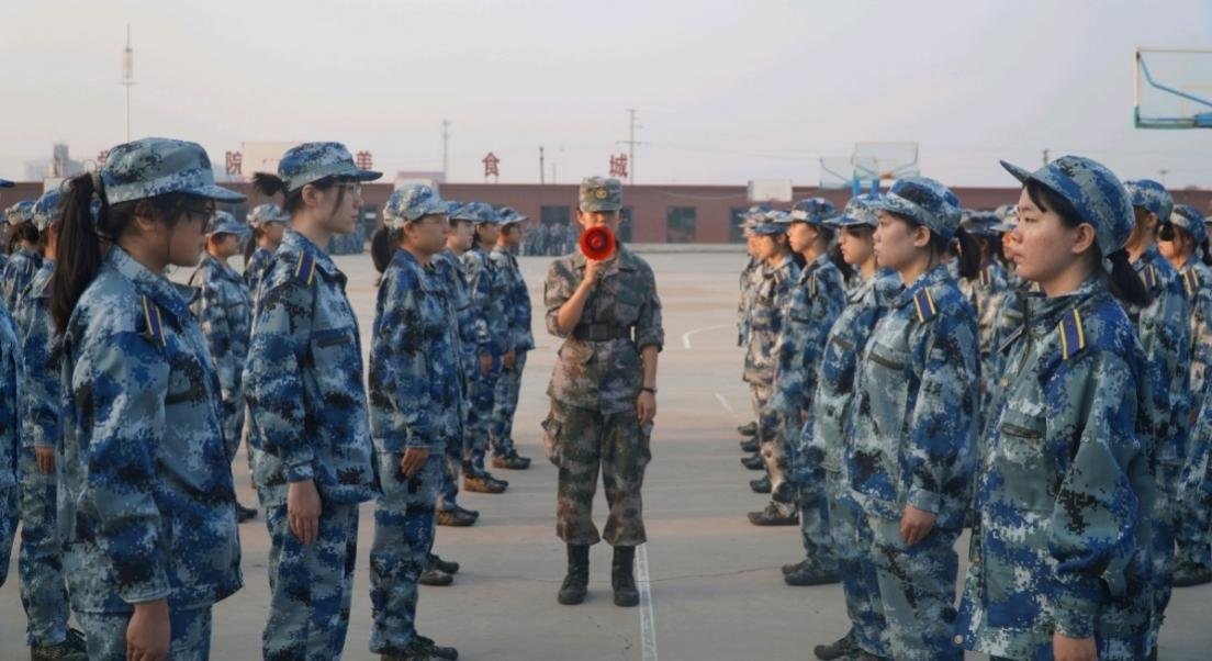 軍訓(xùn)簡(jiǎn)報(bào):軍訓(xùn)正當(dāng)時(shí),青春灑汗水