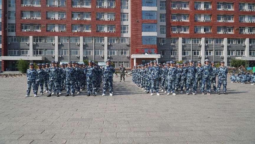 軍訓(xùn)簡(jiǎn)報(bào):軍訓(xùn)正當(dāng)時(shí),青春灑汗水