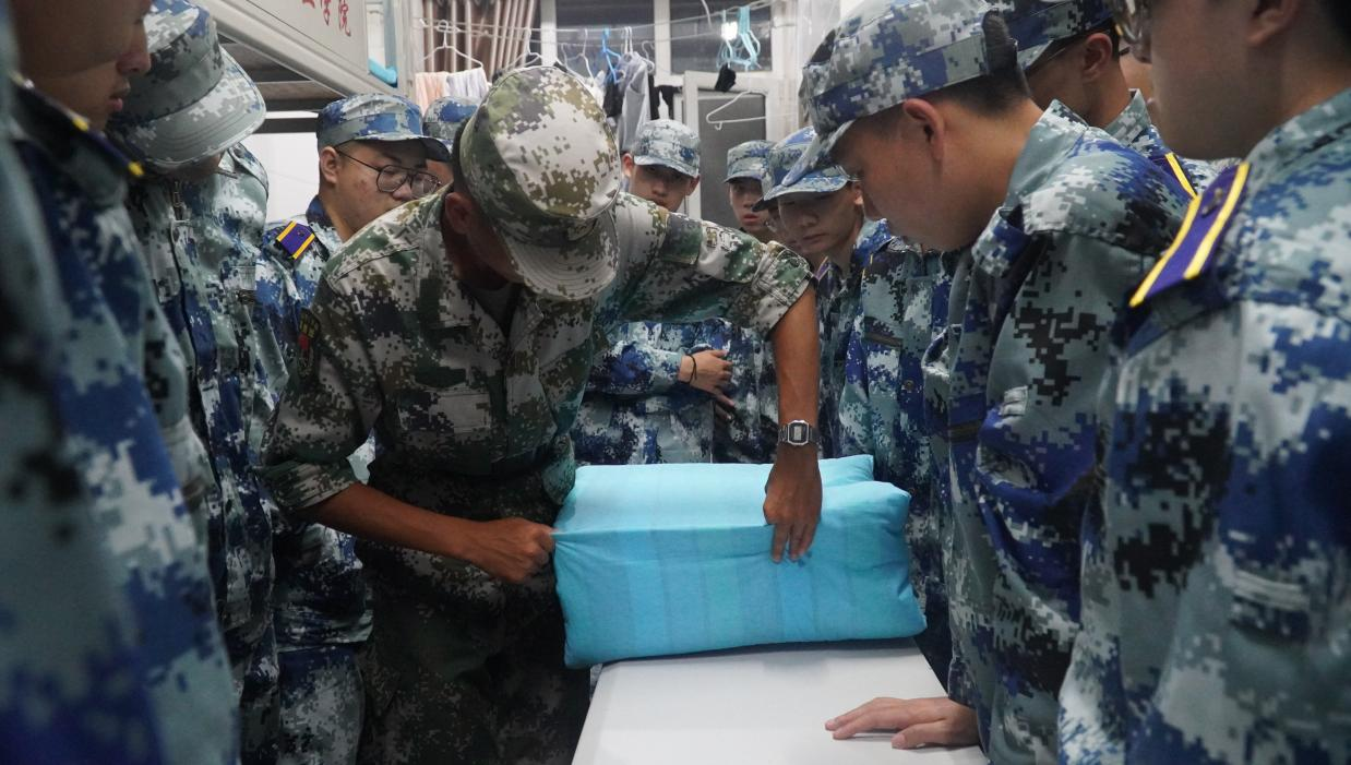 軍訓(xùn)簡(jiǎn)報(bào):軍訓(xùn)正當(dāng)時(shí),青春灑汗水