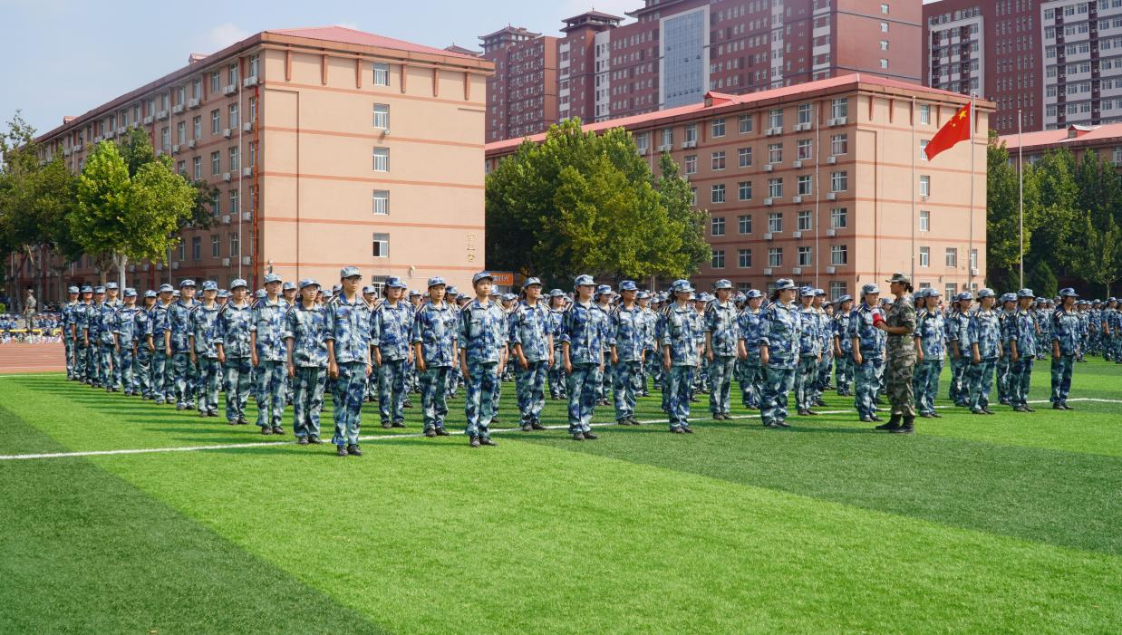 軍訓(xùn)簡(jiǎn)報(bào):軍訓(xùn)正當(dāng)時(shí),青春灑汗水