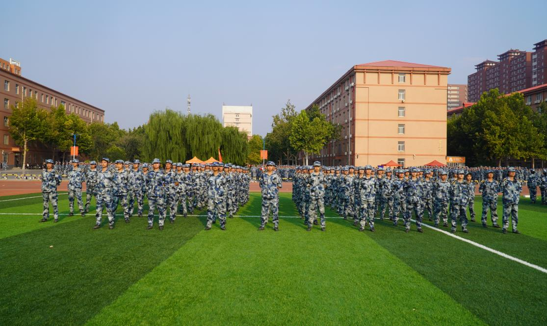 軍訓(xùn)簡報:烈日驕陽 青春無悔