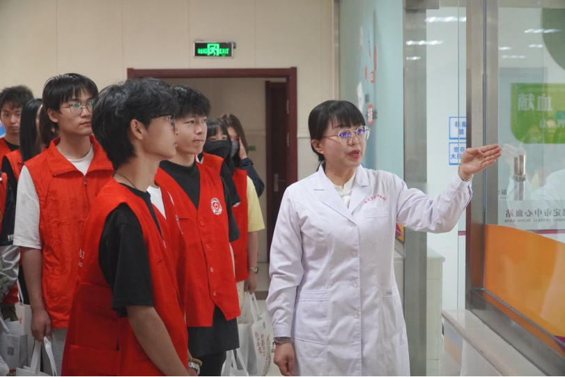 “三獻”進校園|血液探秘,與愛同行——保定理工學(xué)院師生“血站開放日”活動