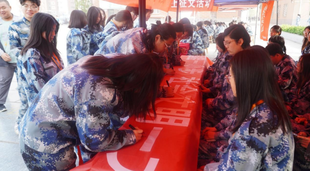 青春校園|愛護環(huán)境人人做,彎腰行動處處行