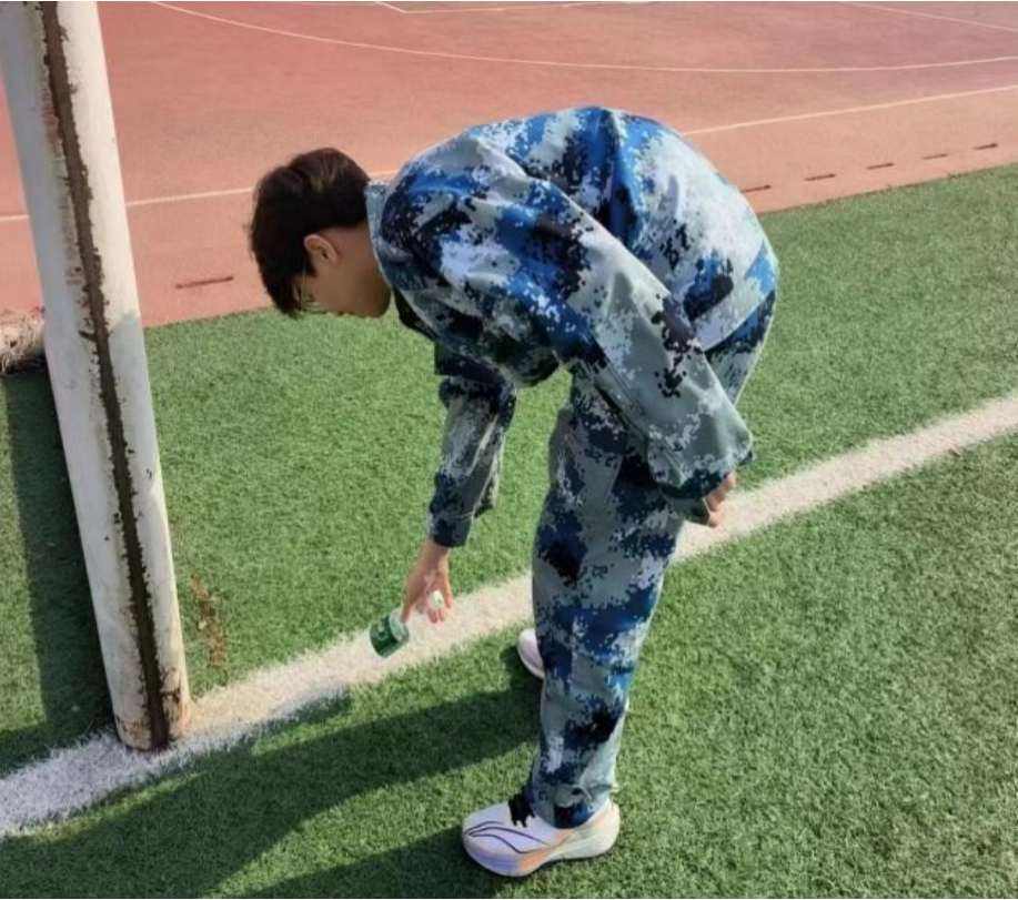 青春校園|愛護環(huán)境人人做,彎腰行動處處行