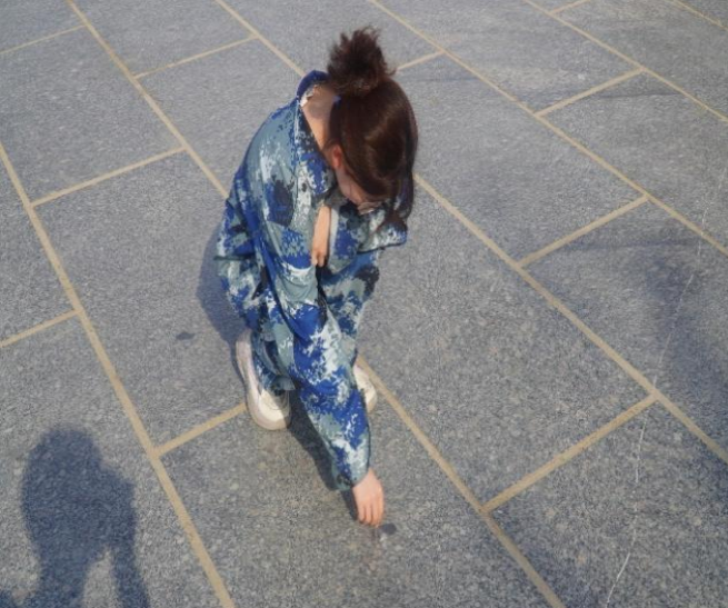 青春校園|愛護環(huán)境人人做,彎腰行動處處行