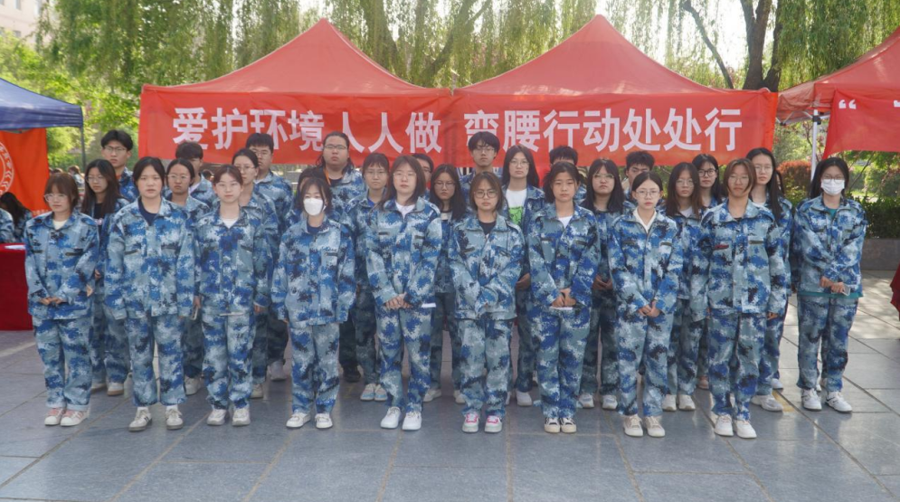 青春校園|愛護環(huán)境人人做,彎腰行動處處行