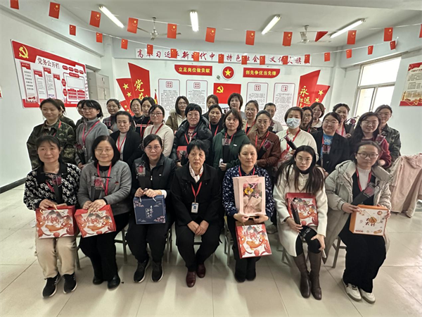 凝聚奮進(jìn)力量 書寫巾幗榮光--保定理工學(xué)院校領(lǐng)導(dǎo)走訪慰問女教職工送上“三八”國際勞動(dòng)?jì)D女節(jié)祝福