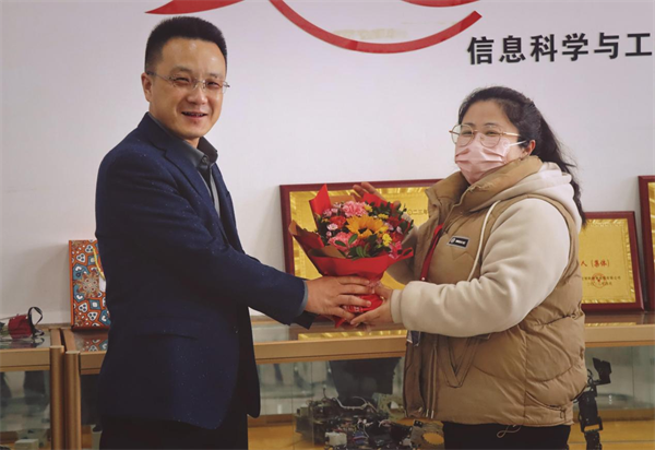 凝聚奮進(jìn)力量 書寫巾幗榮光--保定理工學(xué)院校領(lǐng)導(dǎo)走訪慰問女教職工送上“三八”國際勞動(dòng)?jì)D女節(jié)祝福