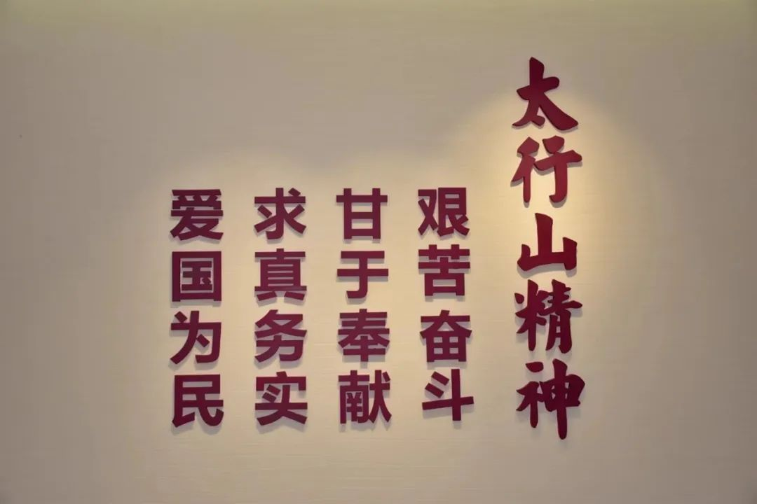 學(xué)李保國精神 做四有好老師 育時(shí)代新人