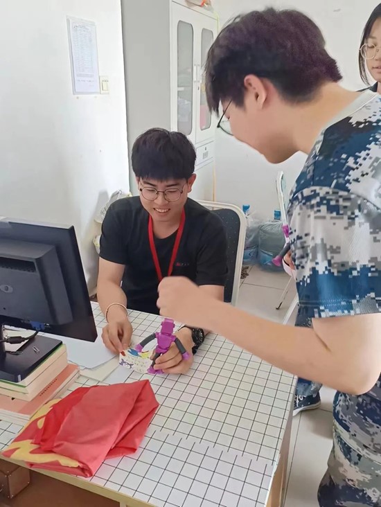 兒童節(jié)，“大朋友”們與小朋友們共度六一?。。? onmousewheel=