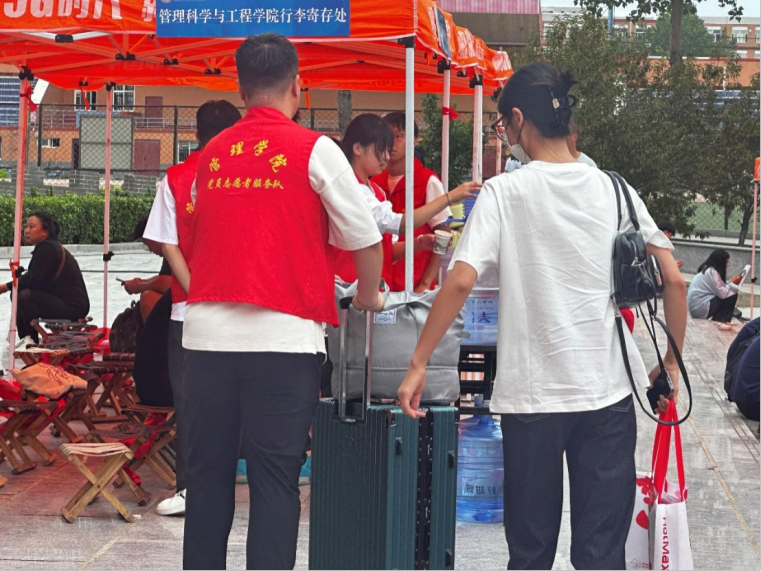 我為同學(xué)做實(shí)事 | 管理學(xué)院“同伴成長,暖心起航