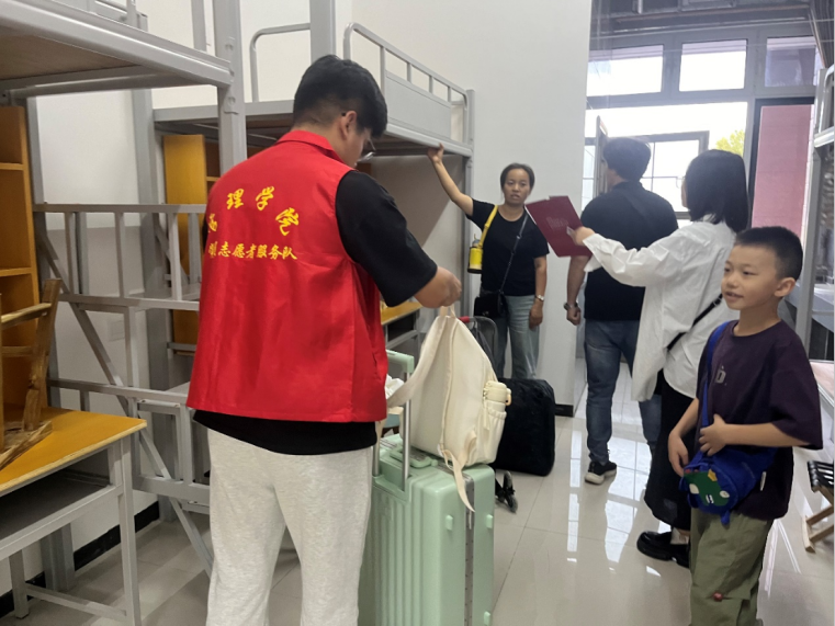 我為同學(xué)做實(shí)事 | 管理學(xué)院“同伴成長,暖心起航