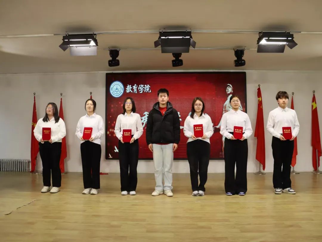 弘揚(yáng)雷鋒精神，爭做時(shí)代新人