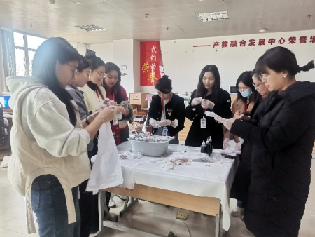 非遺扎染煥新彩 傳承古法啟新篇 ——視覺(jué)傳達(dá)設(shè)計(jì)教研室進(jìn)行“匠心扎染”主題活動(dòng)