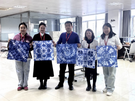 非遺扎染煥新彩 傳承古法啟新篇 ——視覺(jué)傳達(dá)設(shè)計(jì)教研室進(jìn)行“匠心扎染”主題活動(dòng)