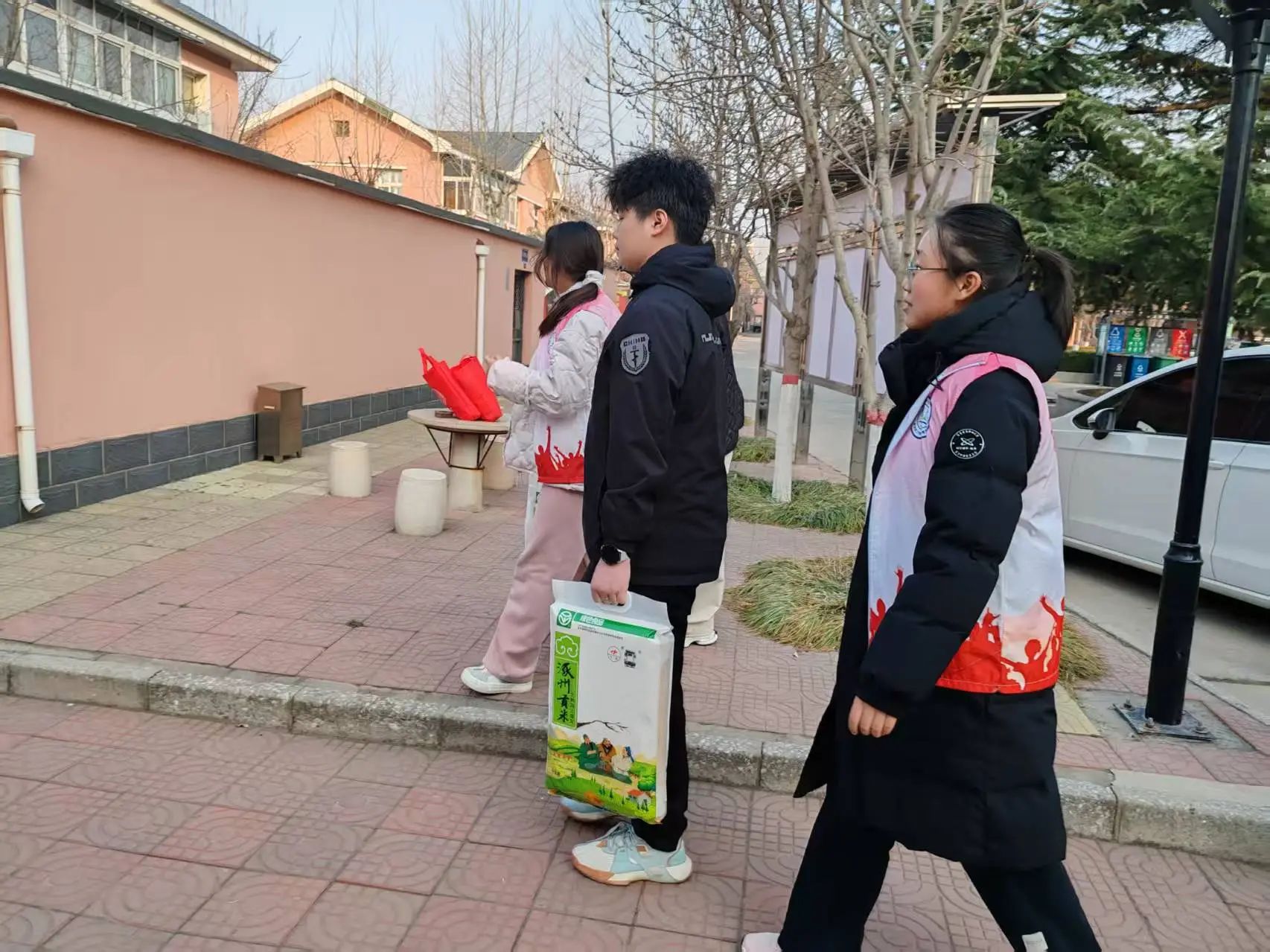 沐雷鋒之光，踐志愿之行