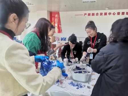 扎染啟新韻 傳承向未來 視覺傳達(dá)設(shè)計(jì)專業(yè)扎染教學(xué)活動(dòng)成果豐碩