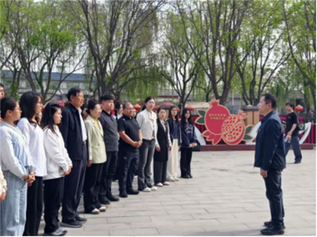 傳承紅色基因，勇做時代新人//外國語學(xué)院組織青年黨員去冉莊學(xué)習(xí)