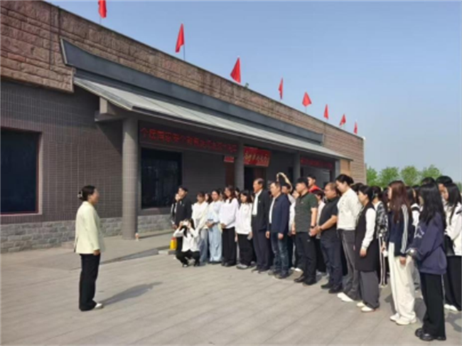 傳承紅色基因，勇做時代新人//外國語學(xué)院組織青年黨員去冉莊學(xué)習(xí)