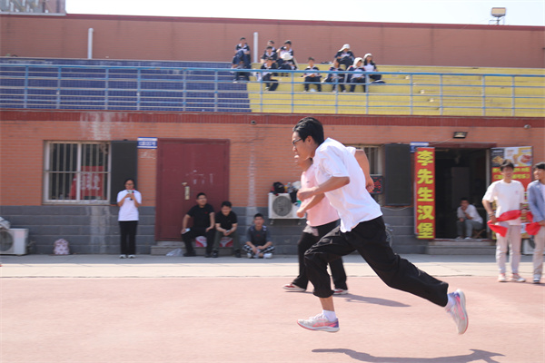 【健行賽場(chǎng)，急救先鋒】“康”體賦能展活力 “經(jīng)”英逐夢(mèng)共燃情——經(jīng)濟(jì)學(xué)院聯(lián)合康復(fù)醫(yī)學(xué)院共同舉辦4*100M激情接力比賽