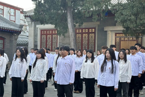保定理工學院經(jīng)濟學院舉行2024年新發(fā)展團員入團儀式暨留法勤工儉學運動紀念館主題教育活動