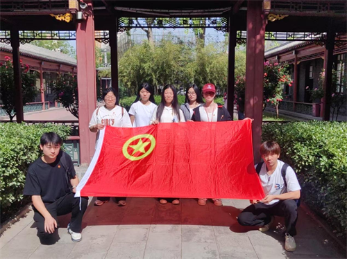 “告白青春”與團(tuán)旗團(tuán)徽合影活動
