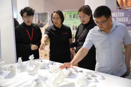 保定理工學(xué)院藝術(shù)學(xué)院2025屆畢業(yè)設(shè)計作品展盛大開幕，校企共賞藝術(shù)盛宴