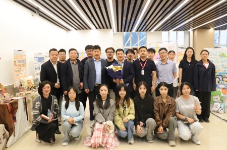 賀陽教育集團董事長周虎震 蒞臨藝術(shù)學院2025屆畢業(yè)作品展參觀指導(dǎo)